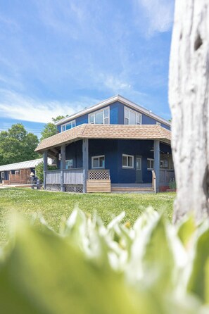 Exterior - Suite 7 - Relax in beautiful Bayfield - 15min from Grand Bend (Bayfield)