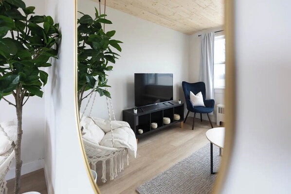 Interior - Suite 7 - Relax in beautiful Bayfield - 15min from Grand Bend (Bayfield)