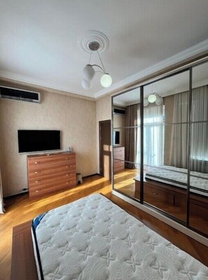 2 habitaciones, tabla de planchar con plancha, wifi y ropa de cama 