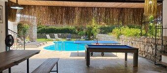 Spacious 5 Bedrooms Private Heated Outdoor Pool, Pool Table, Table Tennis, BBQ