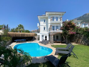 Outdoor pool, a heated pool - Spacious 5 Bedrooms Private Heated Outdoor Pool, Pool Table, Table Tennis, BBQ (Ölüdeniz)