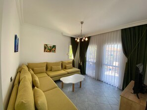 Smart-TV, peis, DVD-spiller og bordtennis