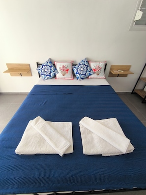 5 sovrum, värdeförvaringsskåp på rummet och skrivbord