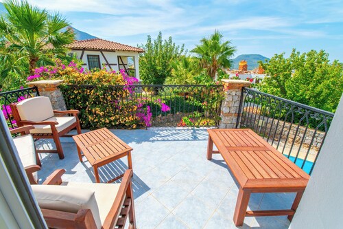 Spacious 5 Bedrooms Private Heated Outdoor Pool, Pool Table, Table Tennis, BBQ