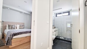 1 chambre, fer et planche à repasser, lit de bébé portatif