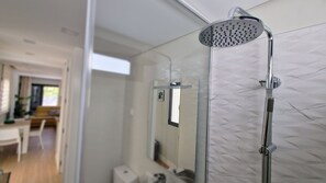 Séchoir à cheveux, serviettes fournies