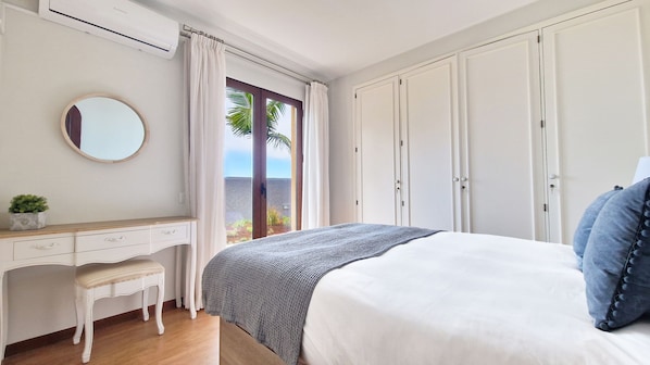 3 chambres, fer et planche à repasser, lit de bébé portatif