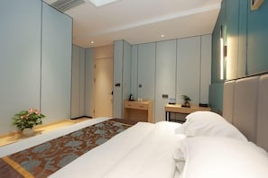 A hotel room with a bed, a desk, a mirror, and a wardrobe. - Shanghai Duyuan Boutique Hotel (Minhang Shuangbai Road Subway Station Branch) (Shanghai)