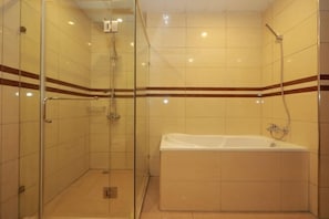A glass-enclosed shower area with a white bathtub. - Shanghai Duyuan Boutique Hotel (Minhang Shuangbai Road Subway Station Branch) (Shanghai)