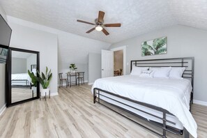 1 bedroom, desk, iron/ironing board, travel cot - Downtown Luxury Apartment, 15 mins to Fort Benning (Columbus)