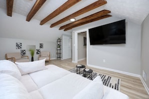 1 chambre, bureau, fer et planche à repasser, lit parapluie