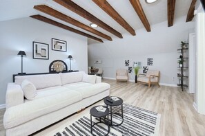 Smart TV, books - Downtown Luxury Apartment, 15 mins to Fort Benning (Columbus)