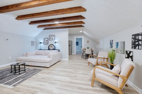 Smart TV, books - Downtown Luxury Apartment, 15 mins to Fort Benning (Columbus)