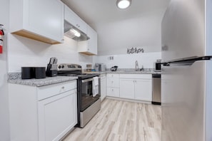 Réfrigérateur, micro-ondes, four, plaque de cuisson