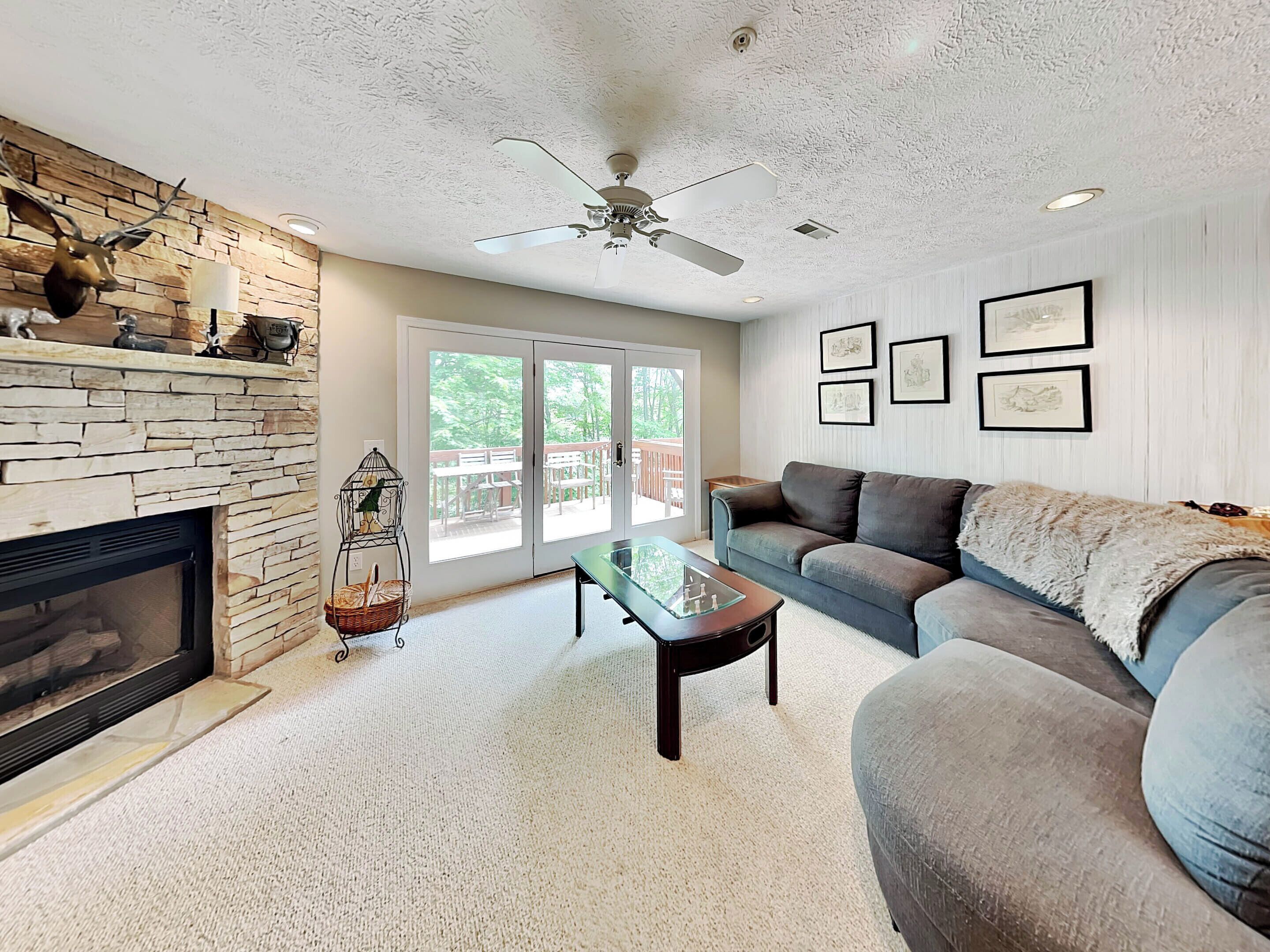 Studio (2 Bedrooms) | Oppholdsområde | En 42-tommers Flatskjerm-TV med digitale kanaler samt peis