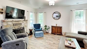 Casa, varias camas, patio (Paradise Getaway) | Área de sala de estar | Televisión de pantalla plana de 42 pulgadas con canales digitales