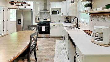 Casa, varias camas, patio (Paradise Getaway) | Cocina privada | Refrigerador, microondas, horno y parrilla de estufa