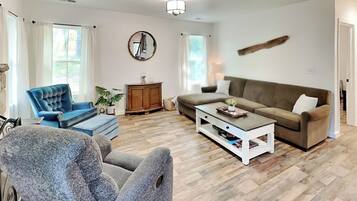 Casa, varias camas, patio (Paradise Getaway) | Área de sala de estar | Televisión de pantalla plana de 42 pulgadas con canales digitales