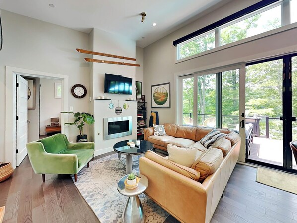 Nhà, nhiều giư�ờng, sân hiên (The Birdhouse) | Khu phòng khách | TV màn hình phẳng 42-inch có truyền hình kỹ thuật số, lò sưởi 