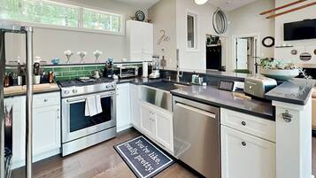 House, Multiple Beds, Patio (The Birdhouse) | Private kitchen | Fridge, microwave, oven, stovetop