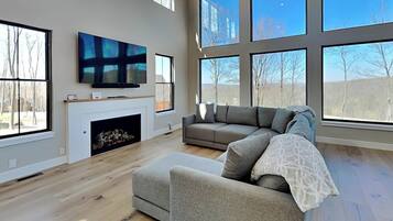 Nhà, nhiều giường, bồn tắm nước nóng, quang cảnh núi (Villa Del Sol) | Khu phòng khách | TV màn hình phẳng 42-inch có truyền hình kỹ thuật số