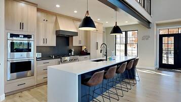 House, Multiple Beds, Hot Tub, Mountain View (Villa Del Sol) | Private kitchen | Fridge, microwave, oven, stovetop