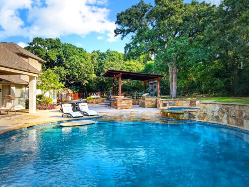 Luxury Family Oasis: Huge pool, Spa, Firepit, Playground, Outdoor Kitchen, Games