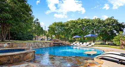 Luxury Family Oasis: Huge pool, Spa, Firepit, Playground, Outdoor Kitchen, Games