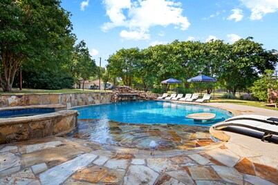 Luxury Family Oasis: Huge pool, Spa, Firepit, Playground, Outdoor Kitchen, Games