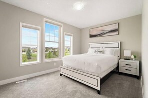 3 bedrooms, WiFi, bed sheets - A beautiful home in Airdrie (Airdrie)