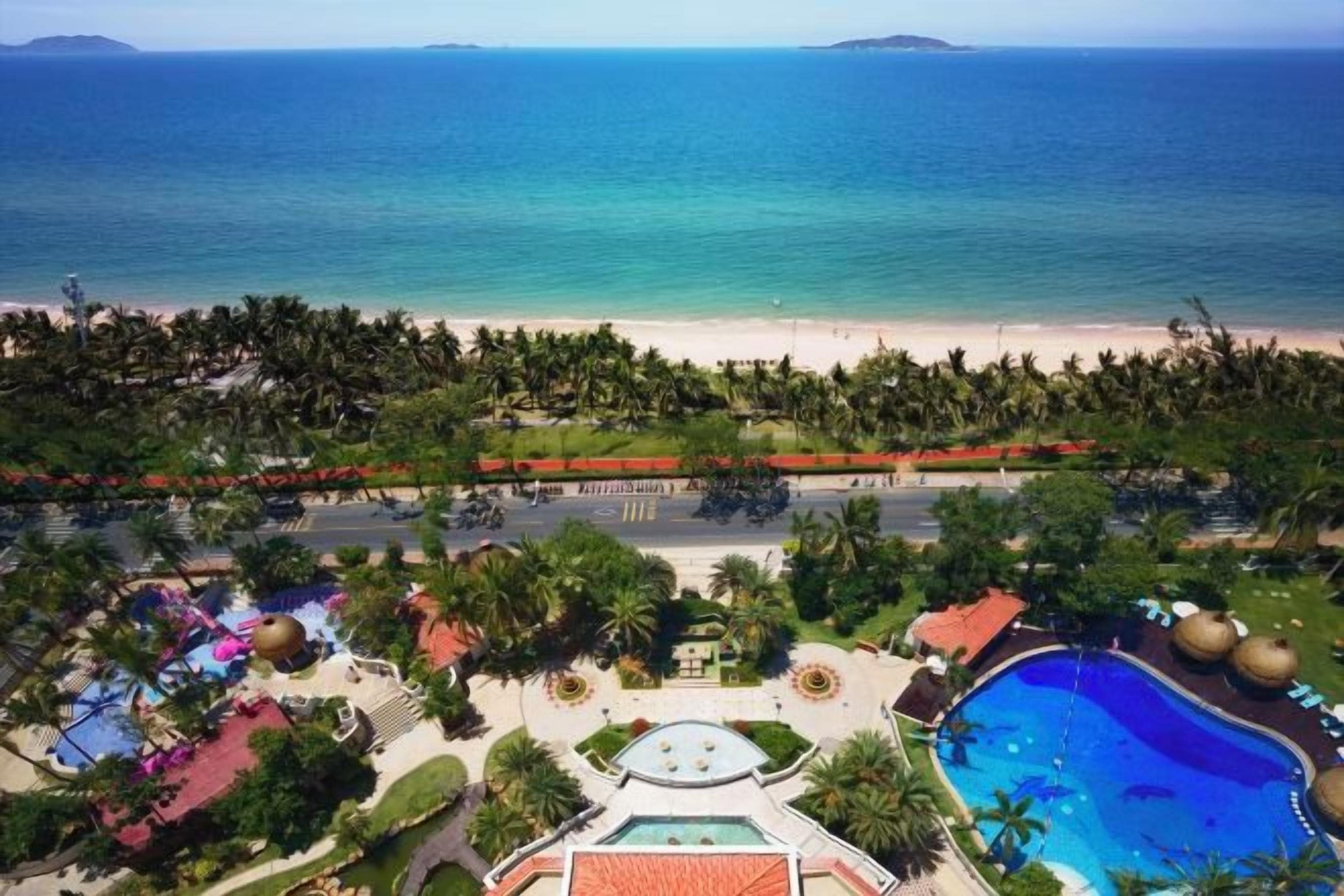Un complexe hôtelier doté d’une piscine, d’un accès à la plage et offrant une vue sur l’océan.