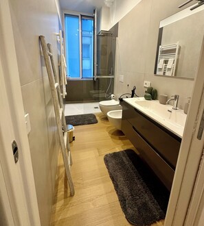 تجهيزات دش، مجففات شعر، مراحيض شطف، مناشف