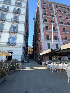 تناول الطعام بالخارج