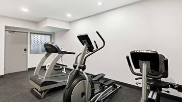 Un gimnasio con cintas de correr y elípticas.