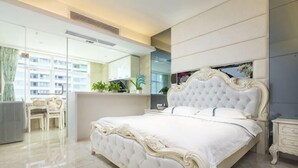 Ein Schlafzimmer mit einem großen Bett, einem Schreibtisch und einem Stuhl.