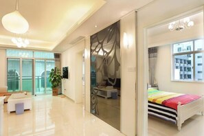 Un dormitorio moderno con una cama, un espejo grande y vistas al exterior.