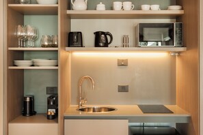 Kühlschrank, Mikrowelle, Toaster, Kochgeschirr/Geschirr/Besteck
