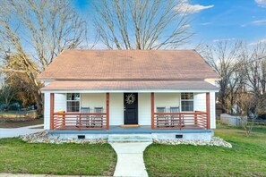 Exterior - The Cotton Mill Cottage - charming 2 bedroom blocks from downtown Simpsonville (Simpsonville)