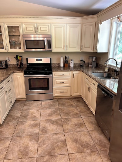 Cozy 3-bed 1.5 baths 1 mile from UConn campus. WiFi AC Patio Kitchen Dining room