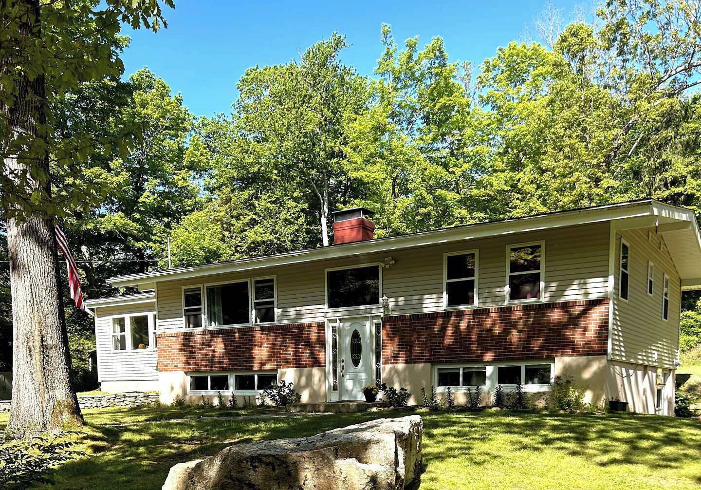 Cozy 3-bed 1.5 baths 1 mile from UConn campus. WiFi AC Patio Kitchen Dining room
