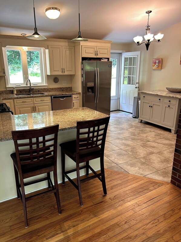 Fridge, microwave, oven, stovetop - Cozy 3-bed 1.5 baths 1 mile from UConn campus. WiFi AC Patio Kitchen Dining room (Mansfield)