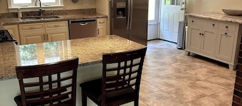 Cozy 3-bed 1.5 baths 1 mile from UConn campus. WiFi AC Patio Kitchen Dining room