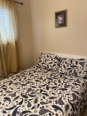 3 bedrooms, WiFi, bed sheets - Wasaga Beach Walk to main end Free Parking Free Wifi  (Wasaga Beach)