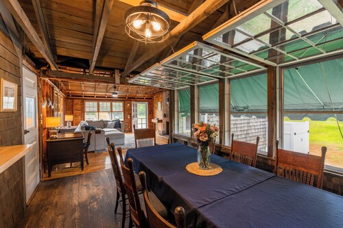 Vintage cottage that sleeps 8 in amazing North Hampton Beach location with Wifi