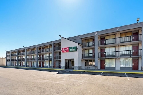 HomeTowne Studios by Red Roof Richmond - Airport/Sandston
