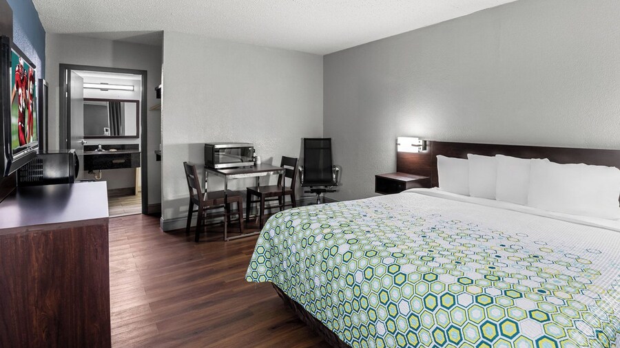 HomeTowne Studios by Red Roof Richmond - Airport/Sandston