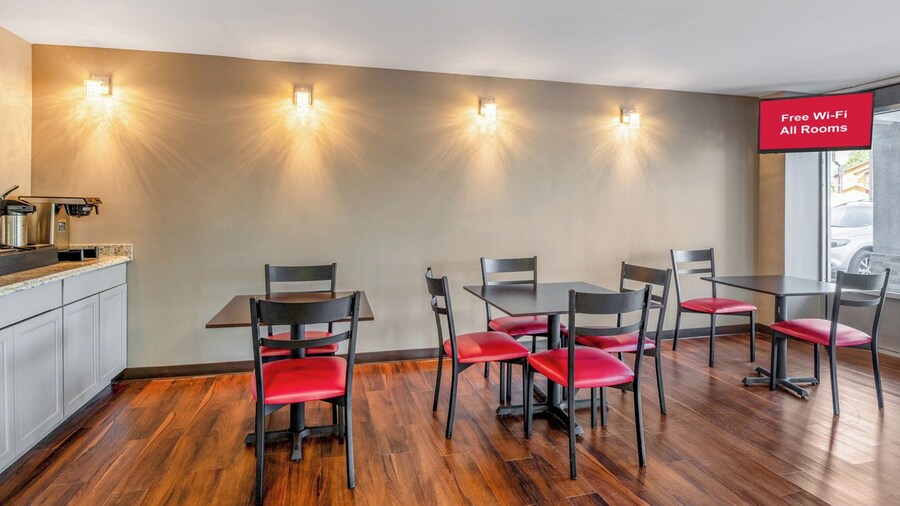 HomeTowne Studios by Red Roof Richmond - Airport/Sandston
