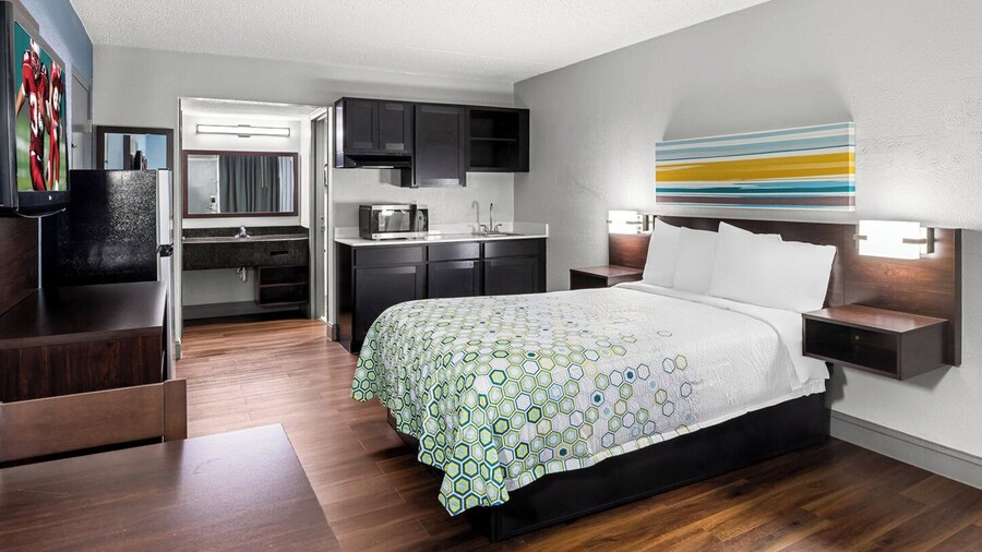 HomeTowne Studios by Red Roof Richmond - Airport/Sandston