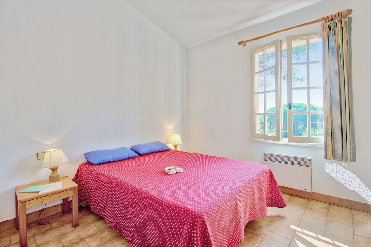 2 bedrooms, soundproofing, bed sheets