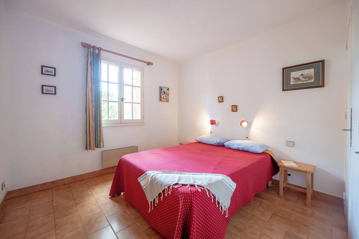 2 bedrooms, soundproofing, bed sheets